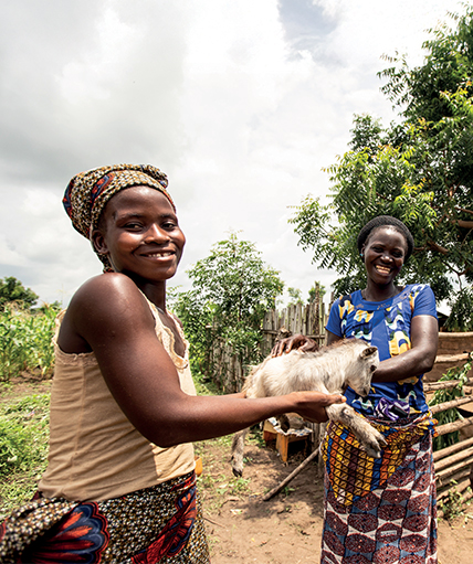 femmes avec une chèvre