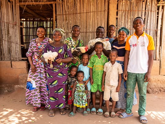 Aimée éleveuse de volailles avec sa famille